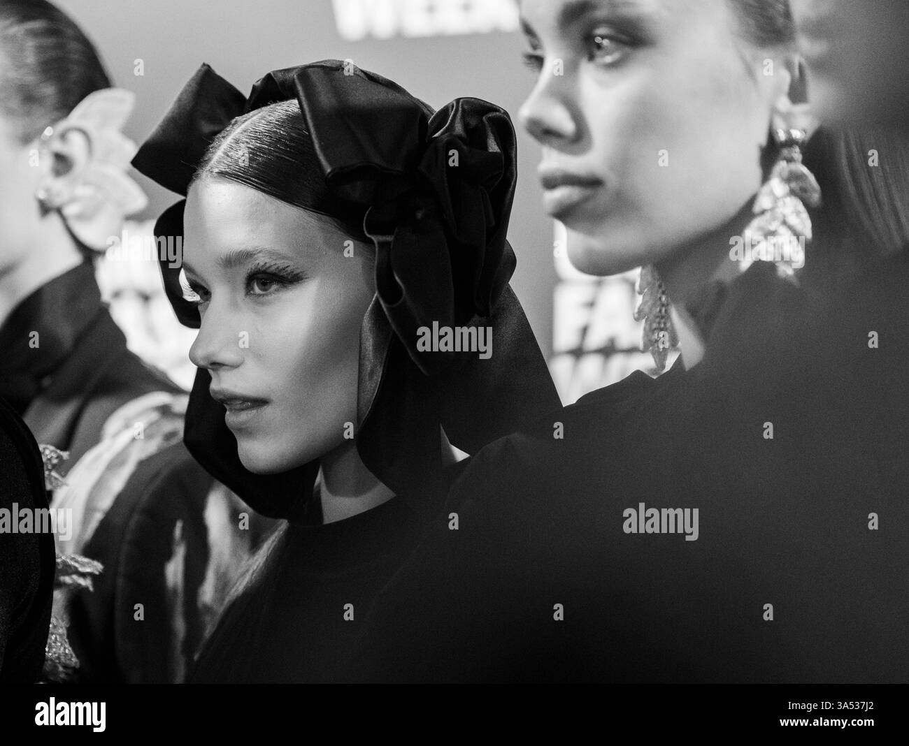 Kiev, Ucraina - 14esimo. Febbraio. 2025: Modelle del marchio di moda DOBROVA in posa durante il backstage della settimana della moda Ucraina FW25-26. Creadit: Artem Hvozdkov / Alamy news Foto Stock