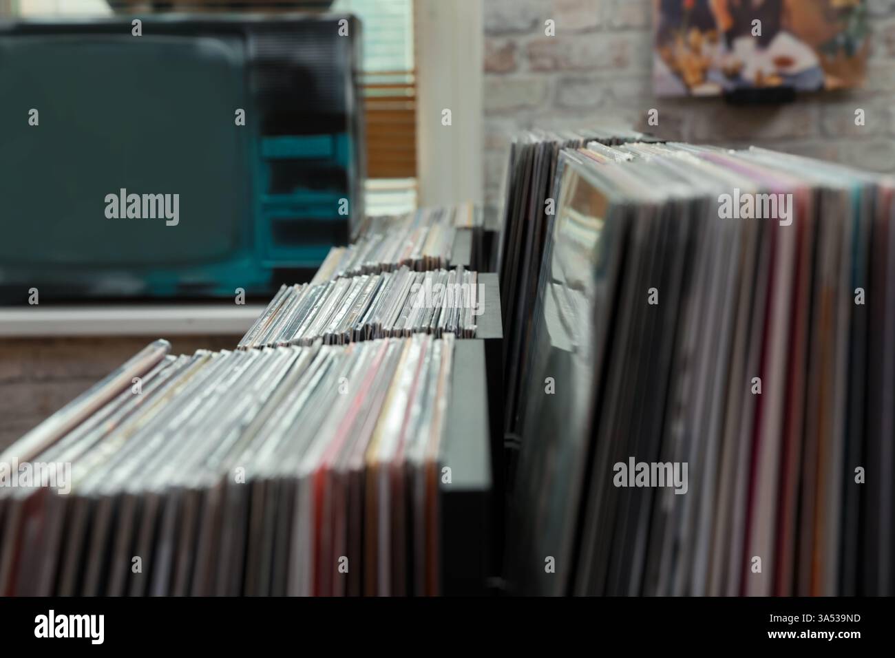 Molti dischi in vinile diversi in negozio, primo piano Foto Stock