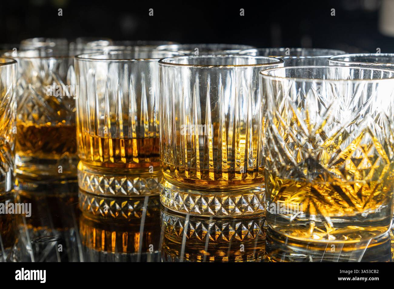 Una deliziosa bevanda rinfrescante alcolica o analcolica d'élite, servita in bicchieri chiari su un tavolo a buffet Foto Stock