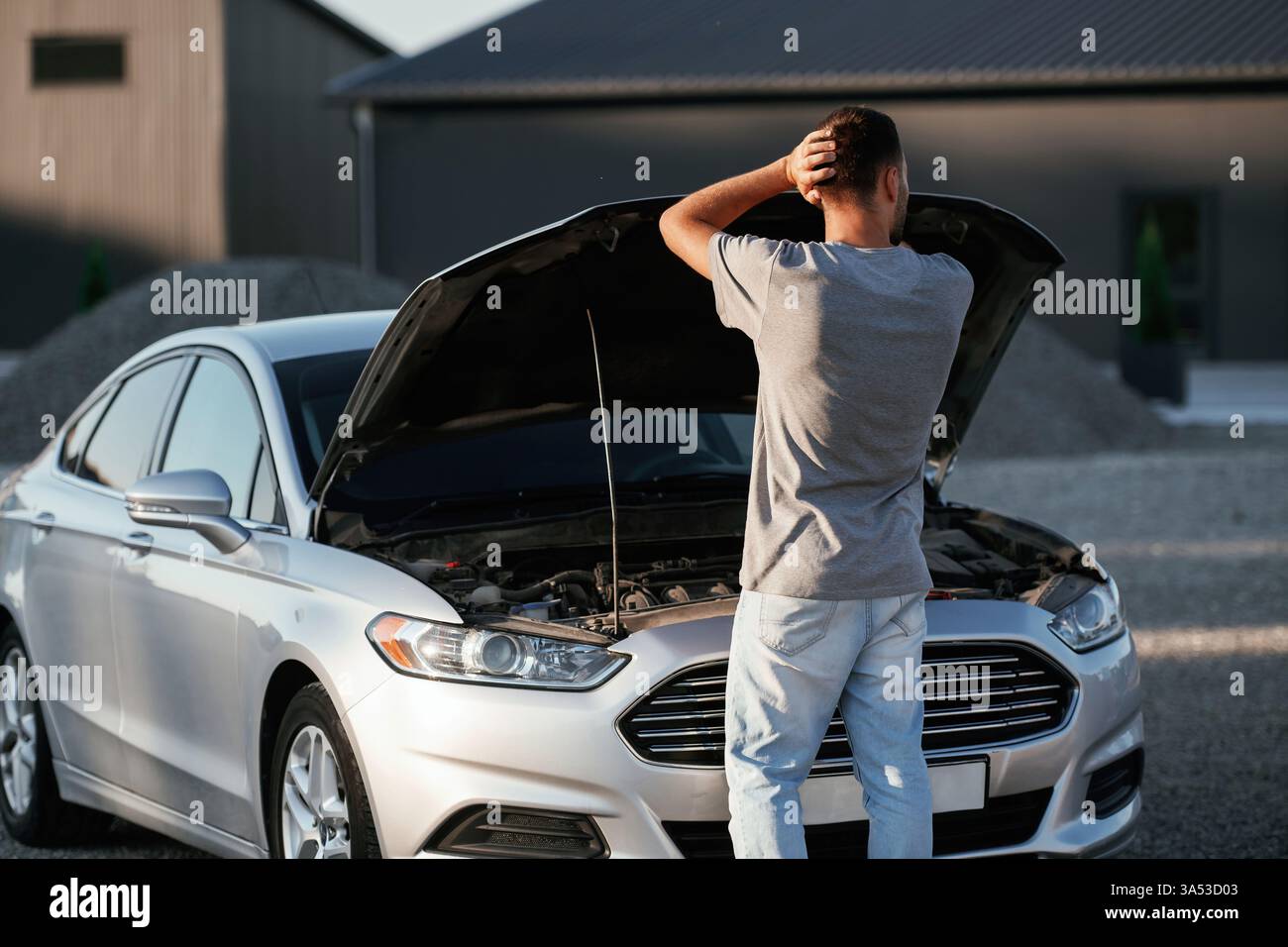 Problema, il veicolo è rotto. L'uomo e' con la sua auto all'aperto. Foto Stock