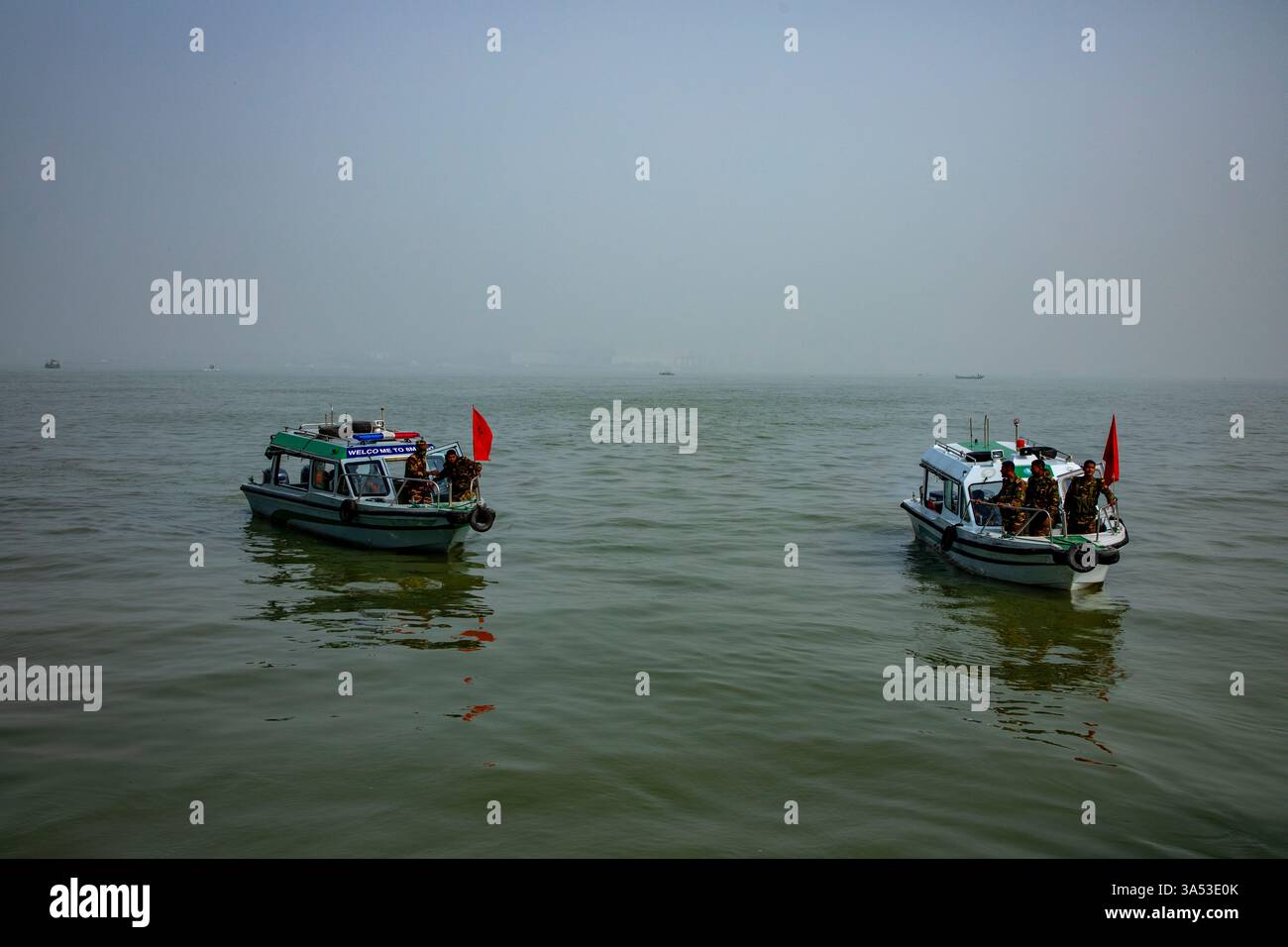 Il personale dell'esercito pattuglia il fiume Padma nei pressi del Padma Multipurpose Bridge su motoscafi in Bangladesh. Foto Stock