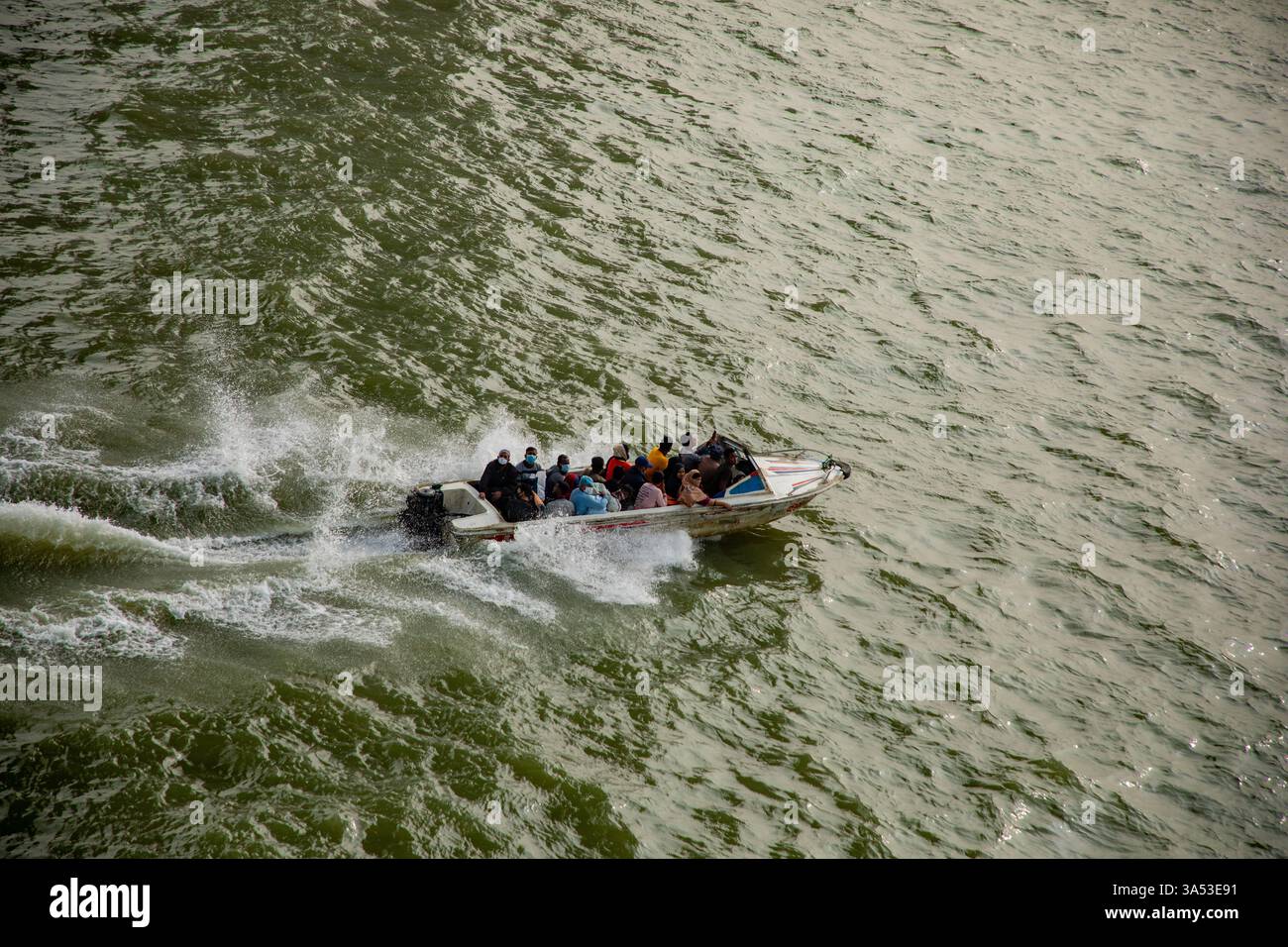 I passeggeri viaggiano attraverso il fiume Padma su motoscafi lungo il percorso Shimulia-Jajira in Bangladesh. Foto Stock