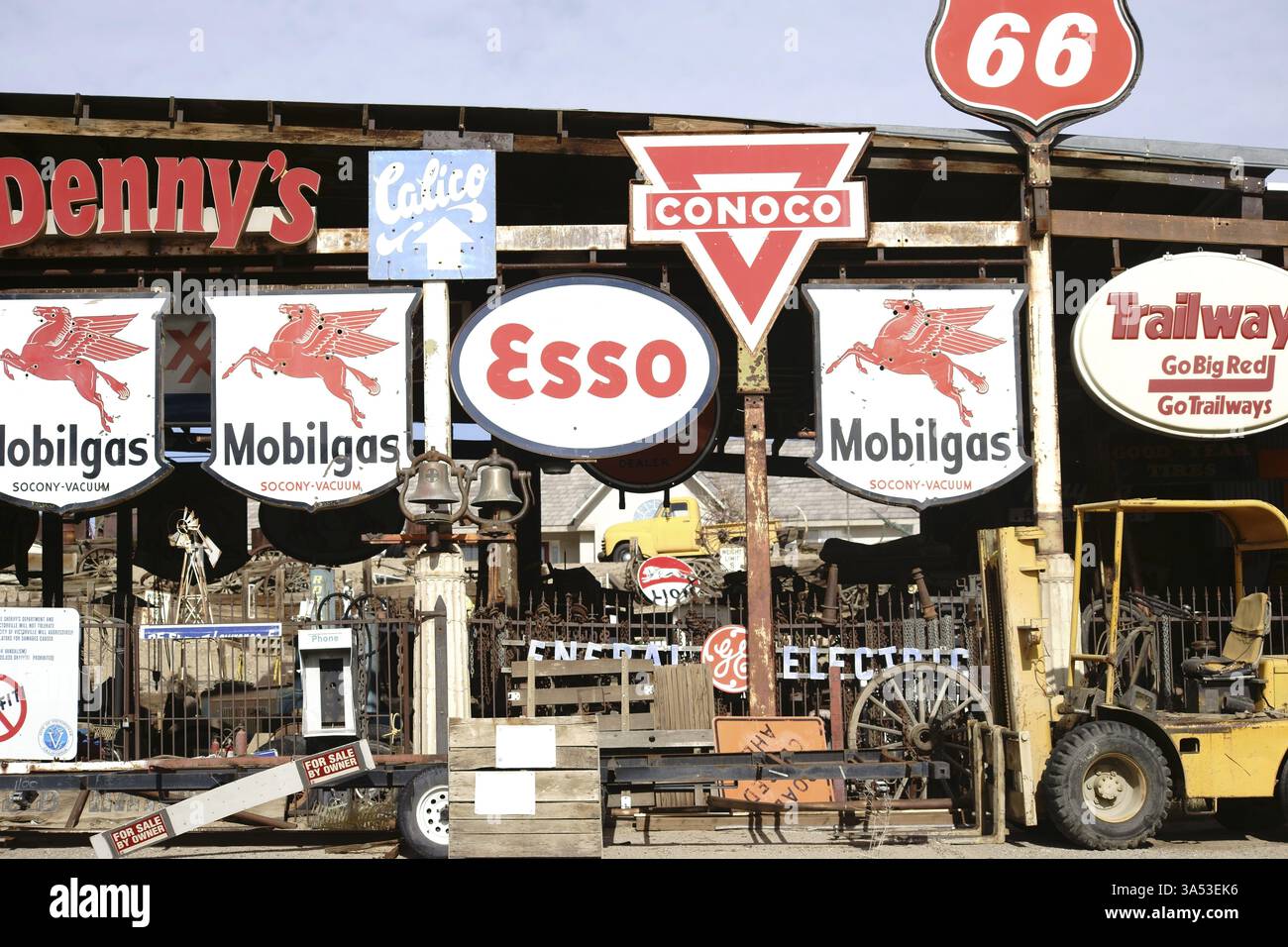Barstow, Stati Uniti - 22 dicembre 2015: Un laboratorio con un carrello elevatore e vecchi segni vintage e retrò di vari marchi il 22 dicembre 2015 a Barsto Foto Stock
