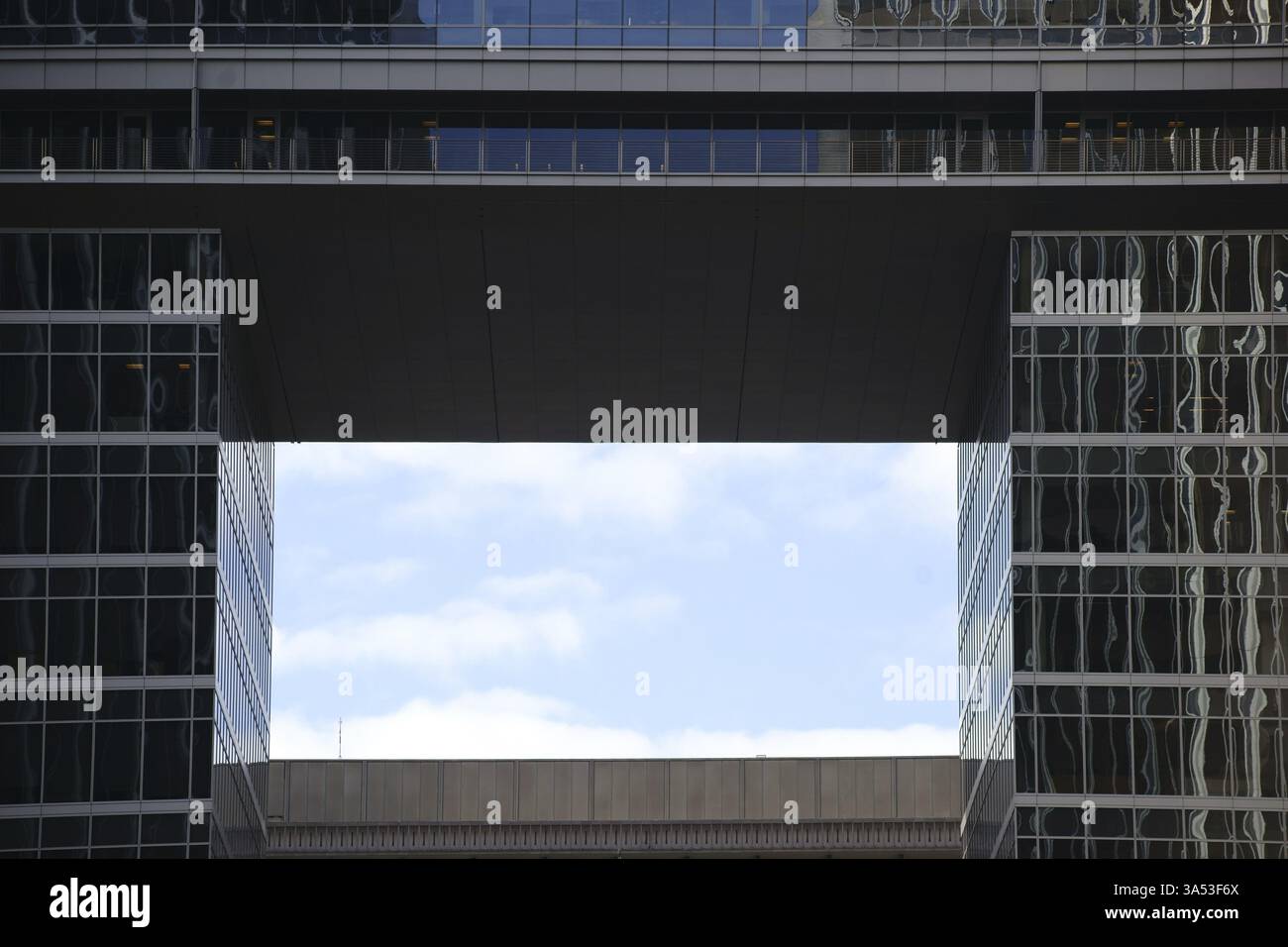 Una piazza che si apre tra alte e moderne facciate Foto Stock