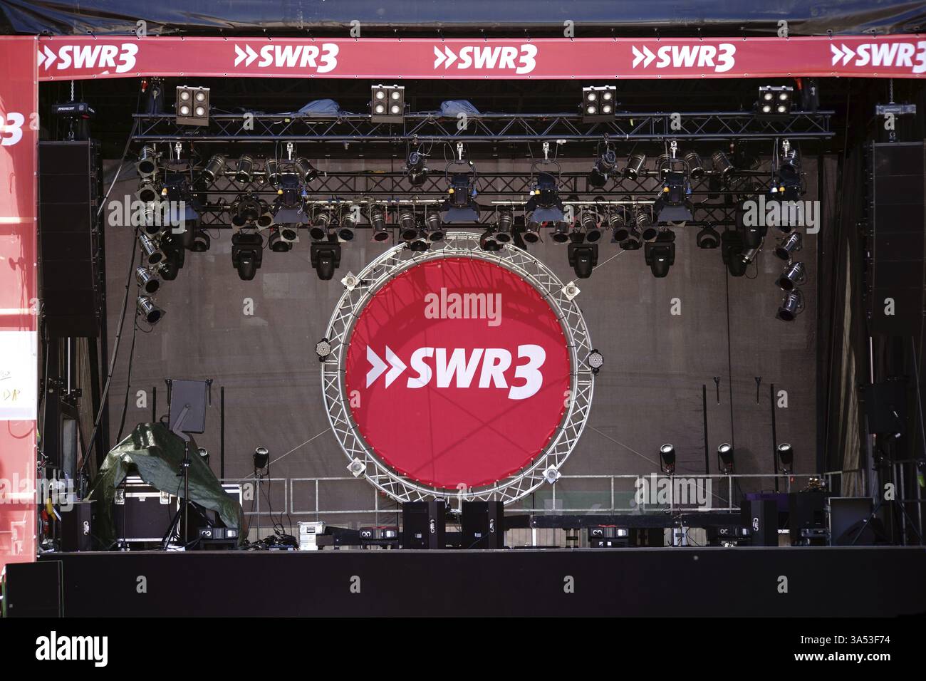 Magonza, Germania - 26 giugno 2017: Un palco da concerto allestito dalla SWR al Mainzer Johannisnacht folk festival il 26 giugno 2017 a Magonza Foto Stock