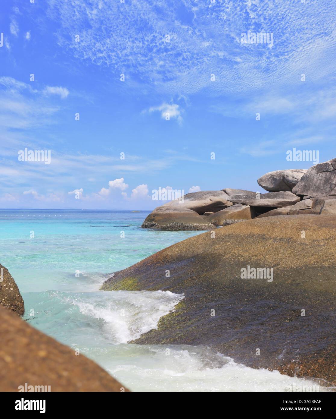 Un mucchio di enormi rocce e di soffice spiaggia di sabbia bianca. Le pittoresche coste delle magiche Isole Similan Foto Stock