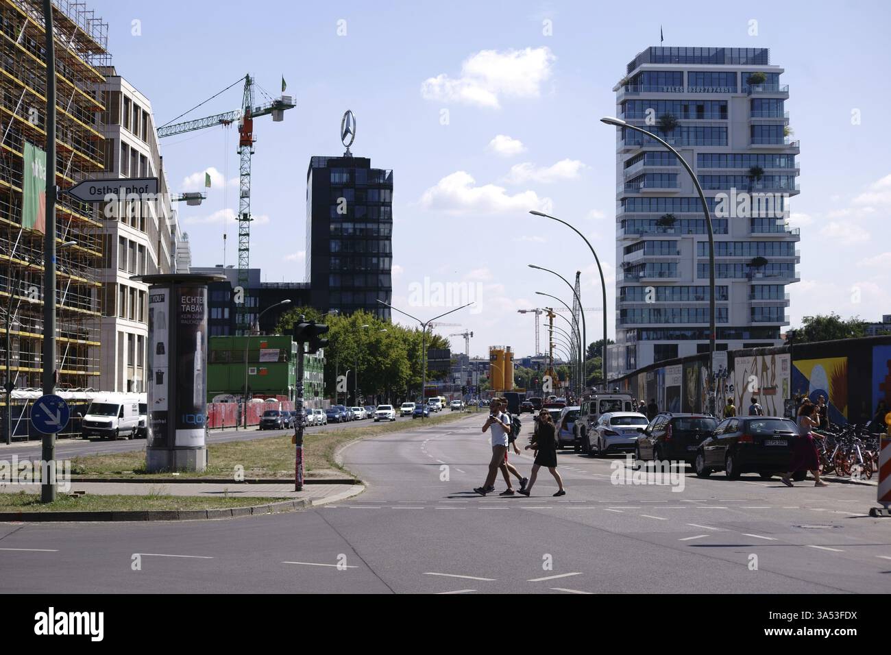 Berlino, Germania - 16 luglio 2018: Turisti e parcheggi lungo la East Side Gallery, una sezione artistica dipinta del muro di Berlino il 16 luglio Foto Stock