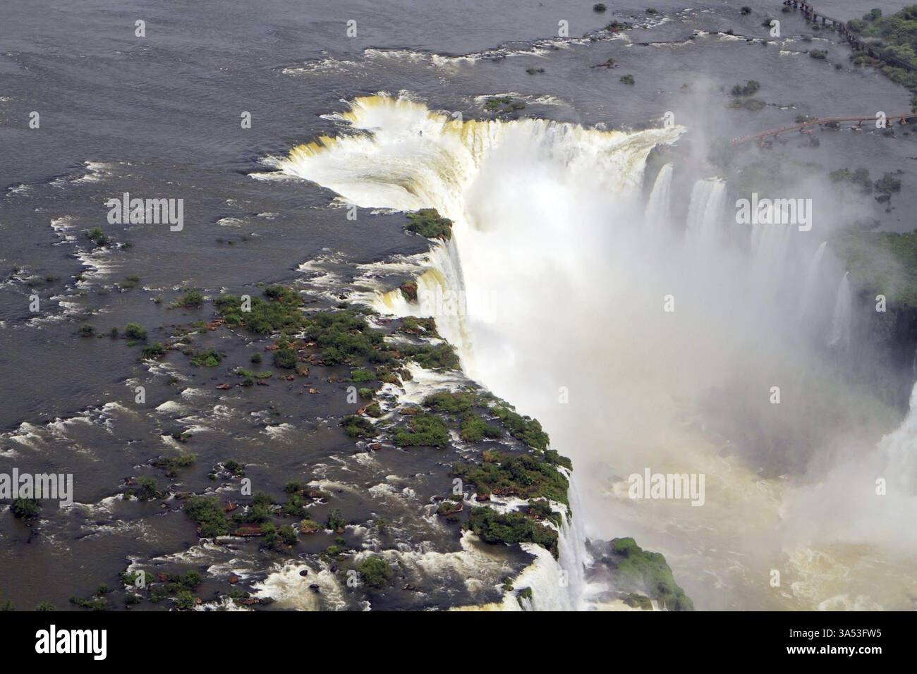 Gola del Diavolo luogo più suggestivo di Iguazu Falls, fotografato da un elicottero Foto Stock