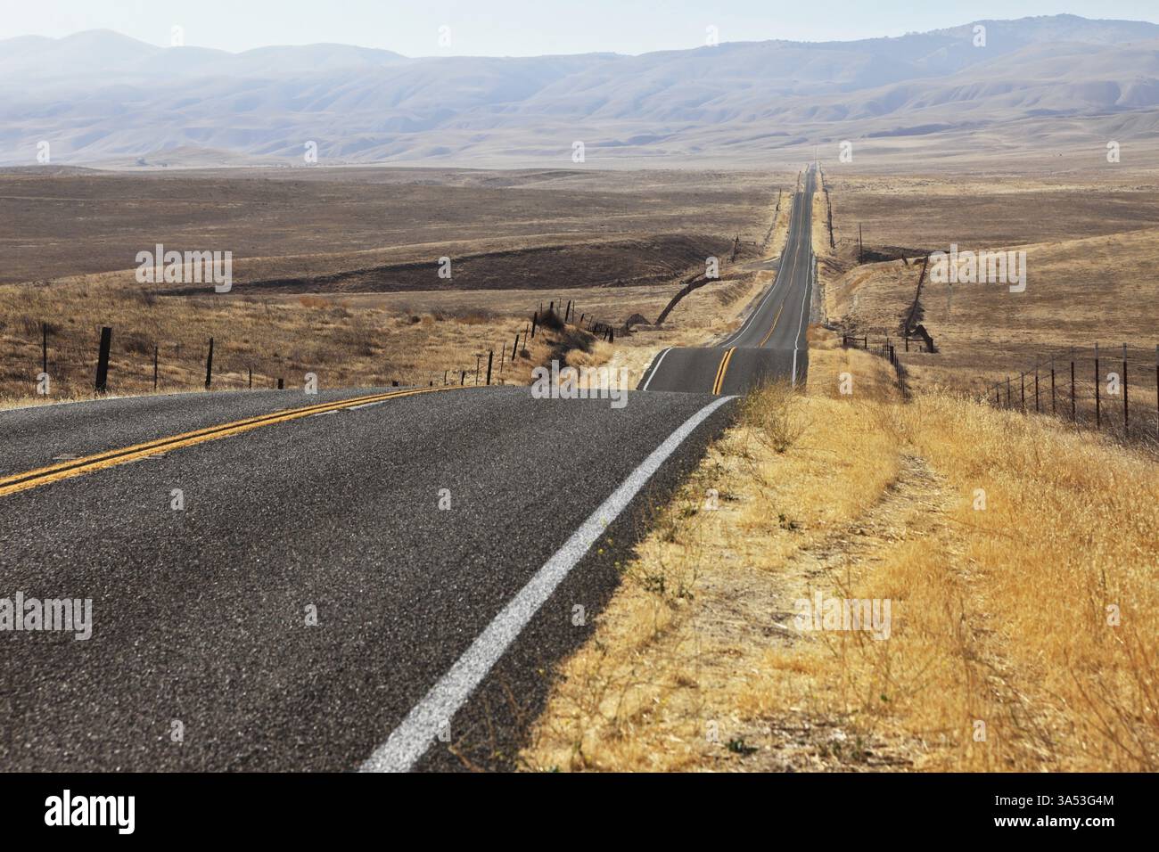 Il modo ideale. Un'autostrada perfettamente scorrevole che attraversa l'infinito deserto Foto Stock