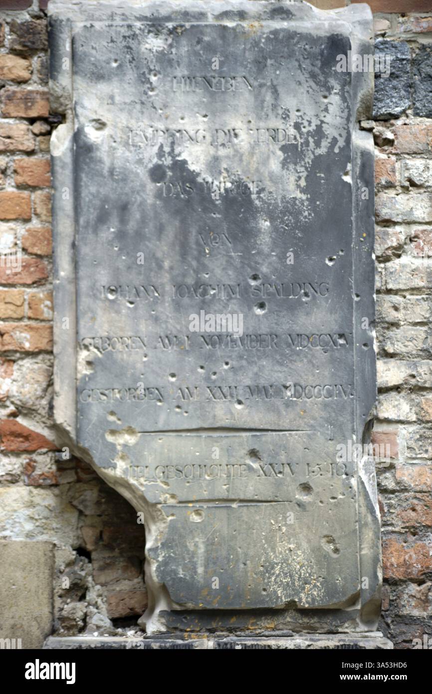 Berlino, Germania - 21 giugno 2016: Una vecchia targa commemorativa usurata e quasi distrutta su un muro della Nikolaikirche nel Nikolaiviertel il 21 giugno 2016 Foto Stock