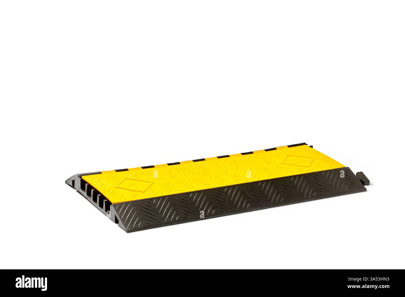 Rampa in gomma ad alta visibilità per un accesso sicuro: Soluzione ideale per veicoli, sedie a rotelle e percorsi pedonali in vari ambienti Foto Stock