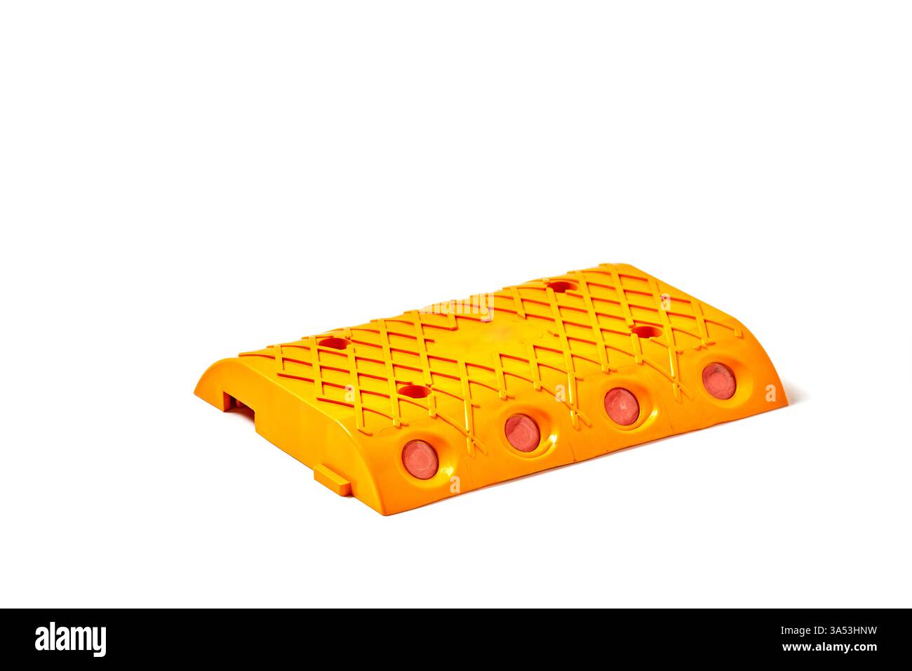 Rampa di circolazione arancione brillante progettata per l'accesso sicuro del veicolo su marciapiedi e ostacoli in vari ambienti con materiali di qualità durevole per Foto Stock