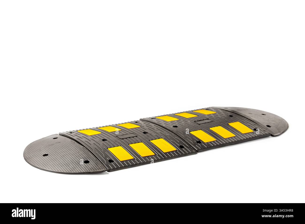 Ammortizzatore di velocità resistente per la sicurezza stradale progettato per calmare il traffico con marcature gialle ad alta visibilità per una maggiore consapevolezza e sicurezza dell'utente della strada Foto Stock