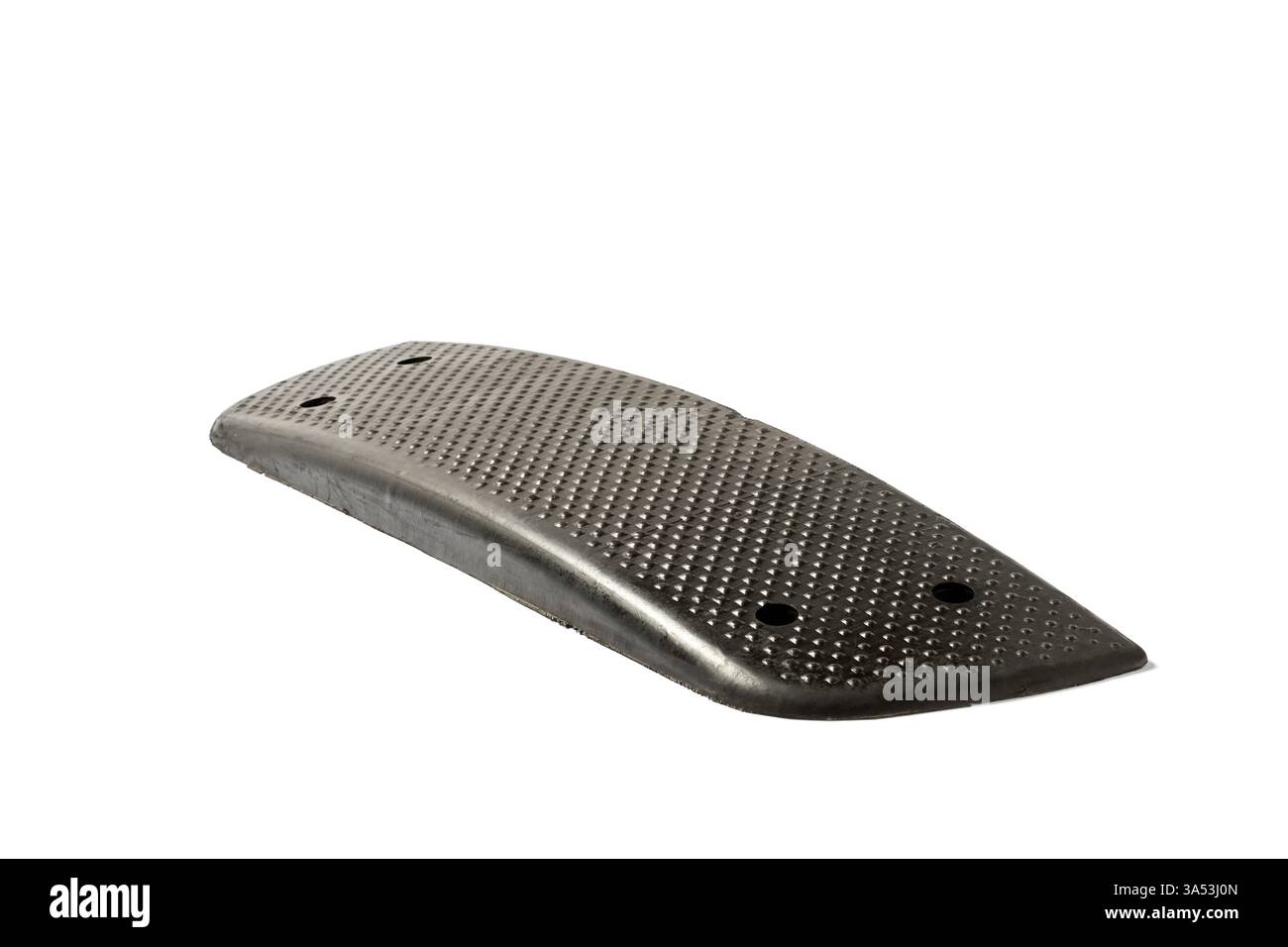 Immagine dettagliata di un ponte per skateboard nero con superficie testurizzata e fori per il montaggio o la presa, perfetto per gli appassionati di skateboard e i collezionisti Foto Stock