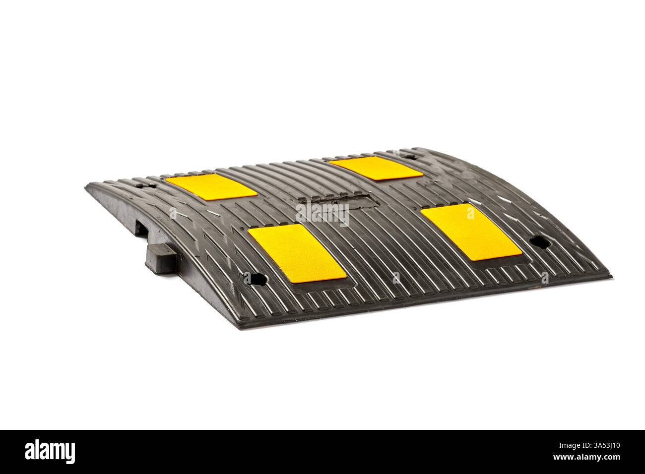 Ammortizzatore di velocità in gomma resistente con strisce riflettenti per una maggiore sicurezza stradale e un migliore controllo del traffico in aree residenziali o commerciali Foto Stock