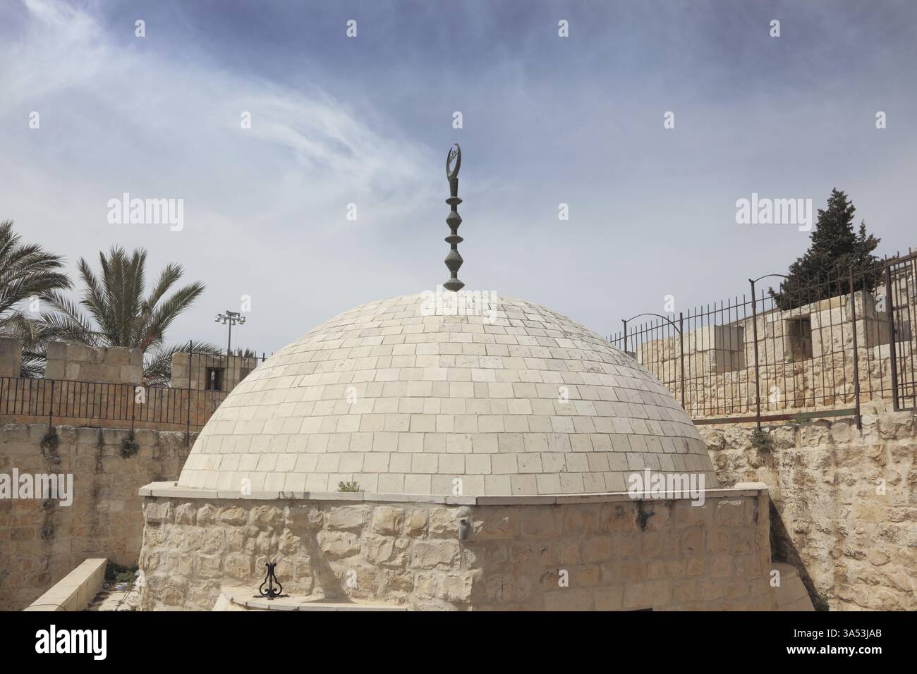 Cammina lungo le mura dell'antica Gerusalemme. La cupola della moschea con la mezzaluna musulmana in cima Foto Stock