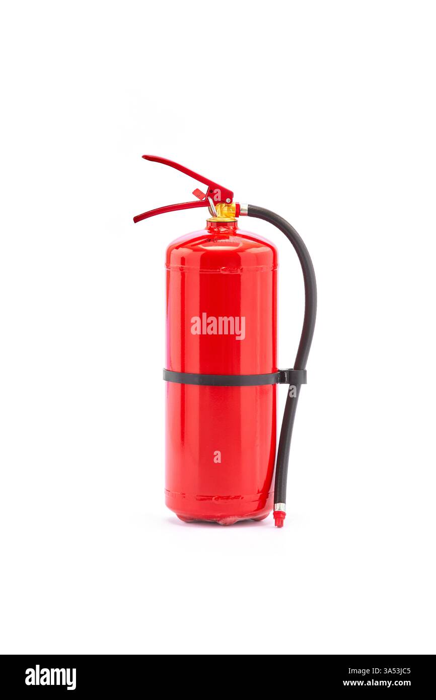 Estintore rosso brillante in piedi pronto in sicurezza per situazioni di emergenza, apparecchiature di sicurezza essenziali per la preparazione domestica o sul luogo di lavoro in caso di incendio Foto Stock