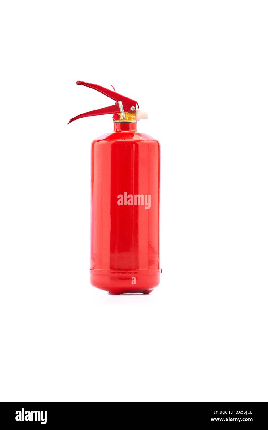 Estintore rosso brillante: Apparecchiatura di sicurezza essenziale per le emergenze antincendio in abitazioni e luoghi di lavoro, visualizzata in modo ordinato su sfondo bianco Foto Stock