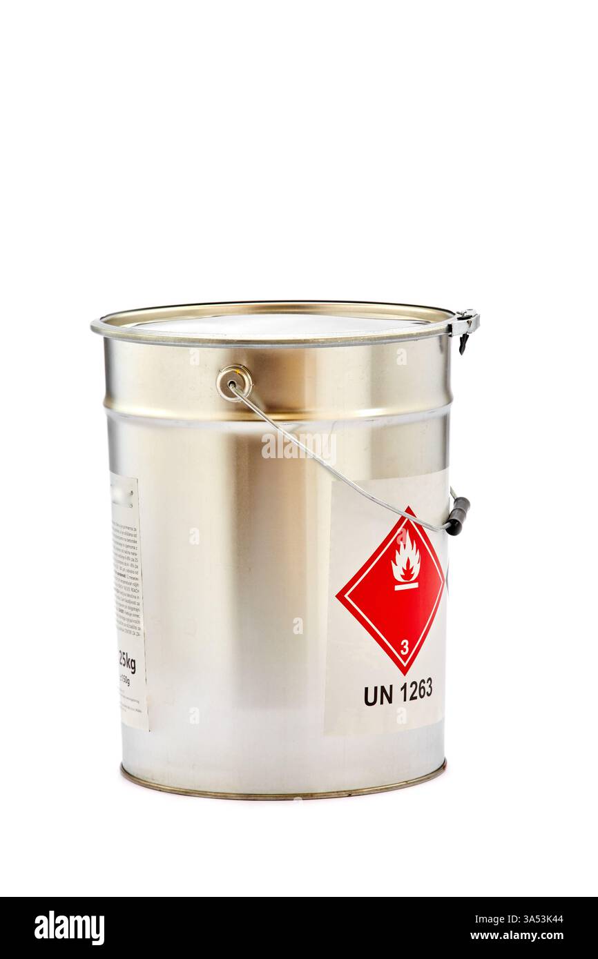 Contenitore metallico con etichettatura di materiali pericolosi: Comprendere l'importanza di identificare correttamente le sostanze infiammabili ai fini della conformità alla sicurezza e. Foto Stock