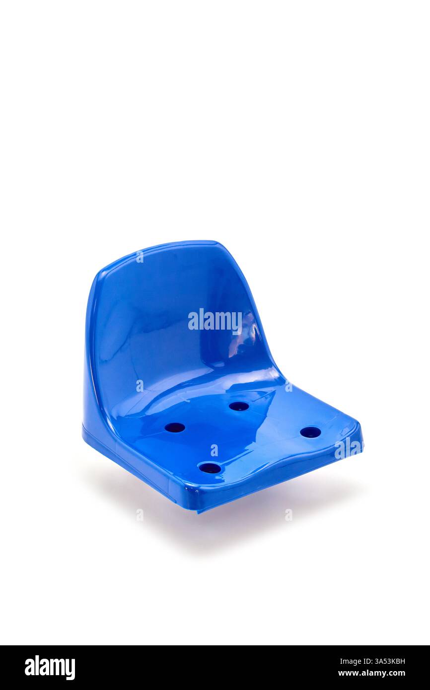 Design dei sedili in plastica Vibrant Blue, perfetto per gli spazi moderni e l'uso all'aperto, che unisce funzionalità e fascino estetico per un comfort e uno stile maggiori Foto Stock