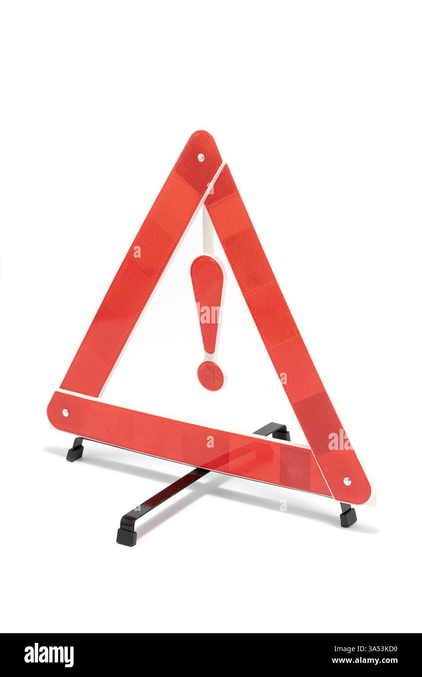 Attenzione richiesta: Un segnale triangolare di avvertimento rosso che indica la necessità di prestare attenzione ai conducenti su strada per affrontare in modo proattivo i potenziali pericoli che precedono Foto Stock