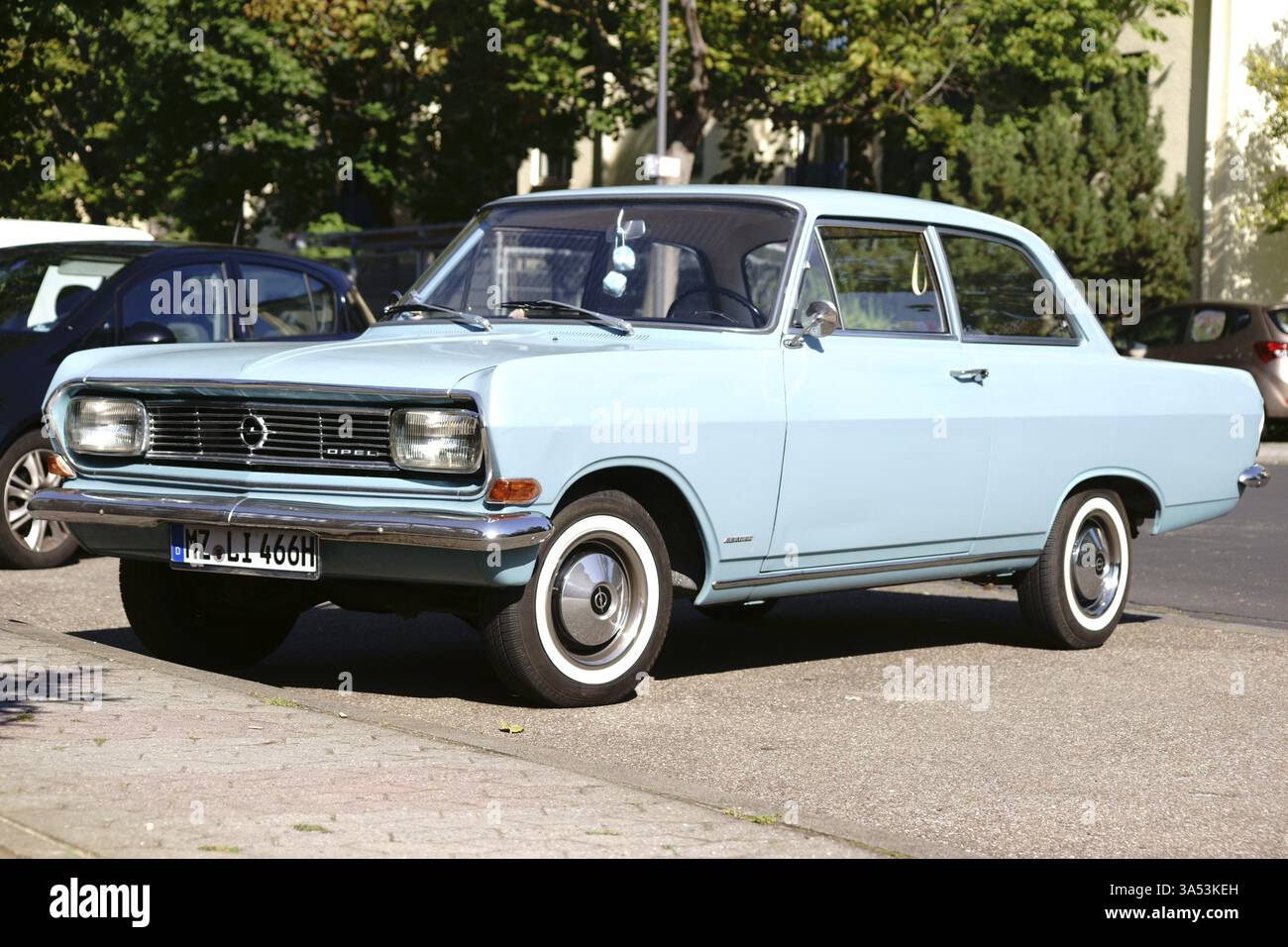 Magonza, Germania - 29 agosto 2017: Vista laterale e frontale di un vecchio Opel Rekord d'epoca in un parcheggio il 29 agosto 2017 a Magonza Foto Stock