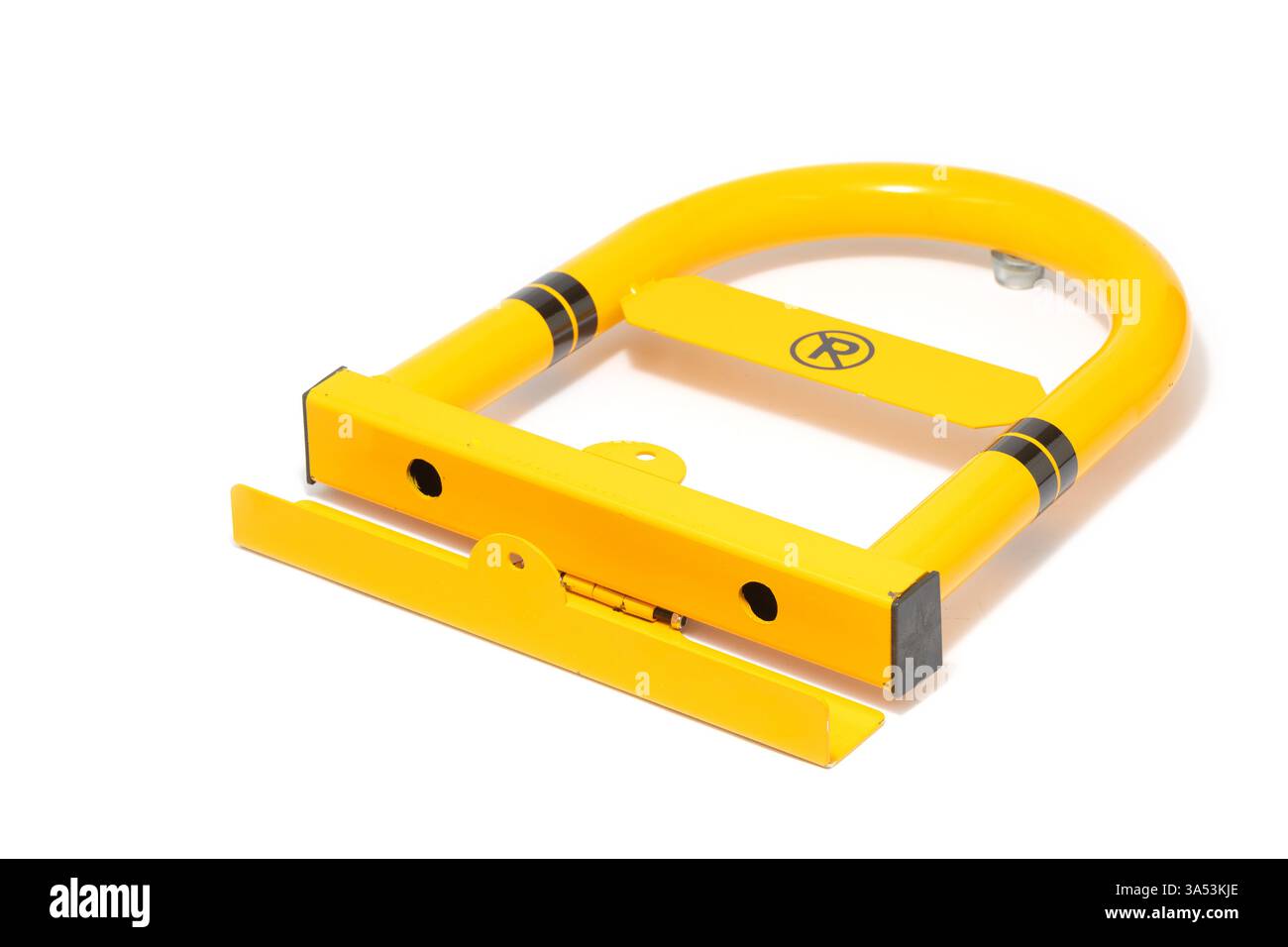 Dispositivo di bloccaggio del parcheggio giallo robusto e luminoso per una protezione sicura del veicolo contro i parcheggi non autorizzati in appositi spazi Foto Stock