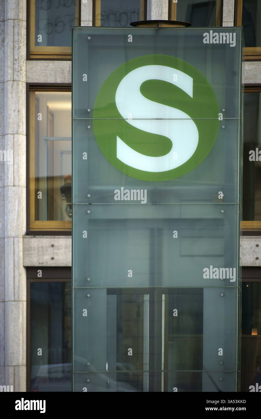 Il moderno cartello di vetro per una fermata della ferrovia suburbana Foto Stock