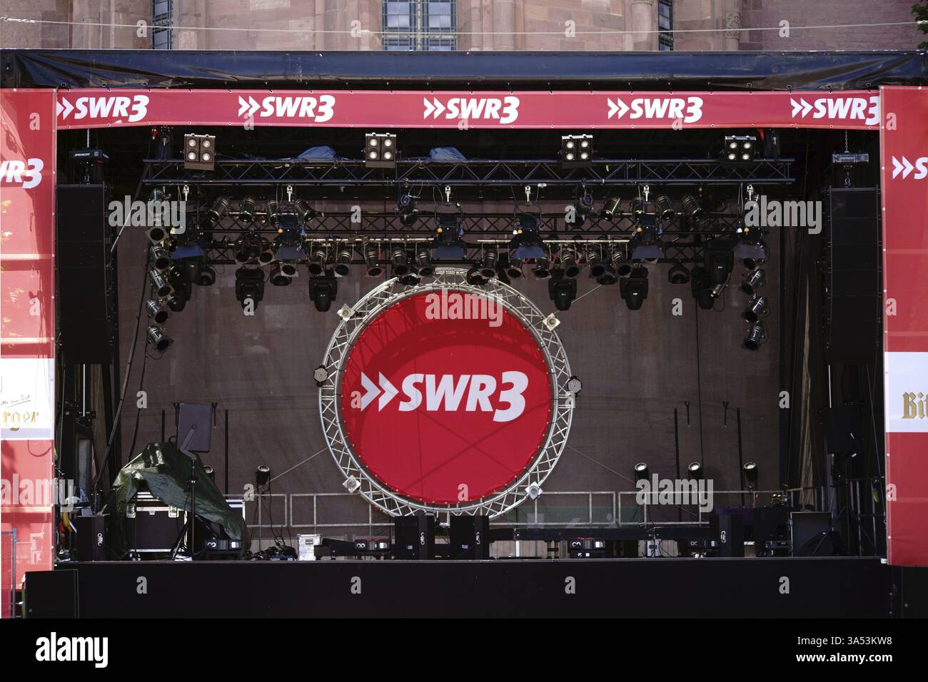 Magonza, Germania - 26 giugno 2017: Un palco da concerto allestito dalla SWR al Mainzer Johannisnacht folk festival il 26 giugno 2017 a Magonza Foto Stock