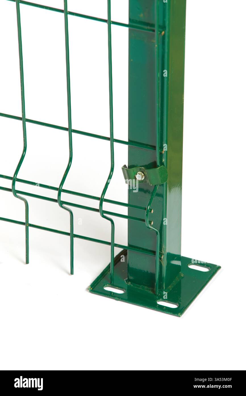 Sezione recinzione in rete metallica verde con base robusta e clip di fissaggio sicura per una maggiore durata e sicurezza in varie applicazioni all'aperto e. Foto Stock