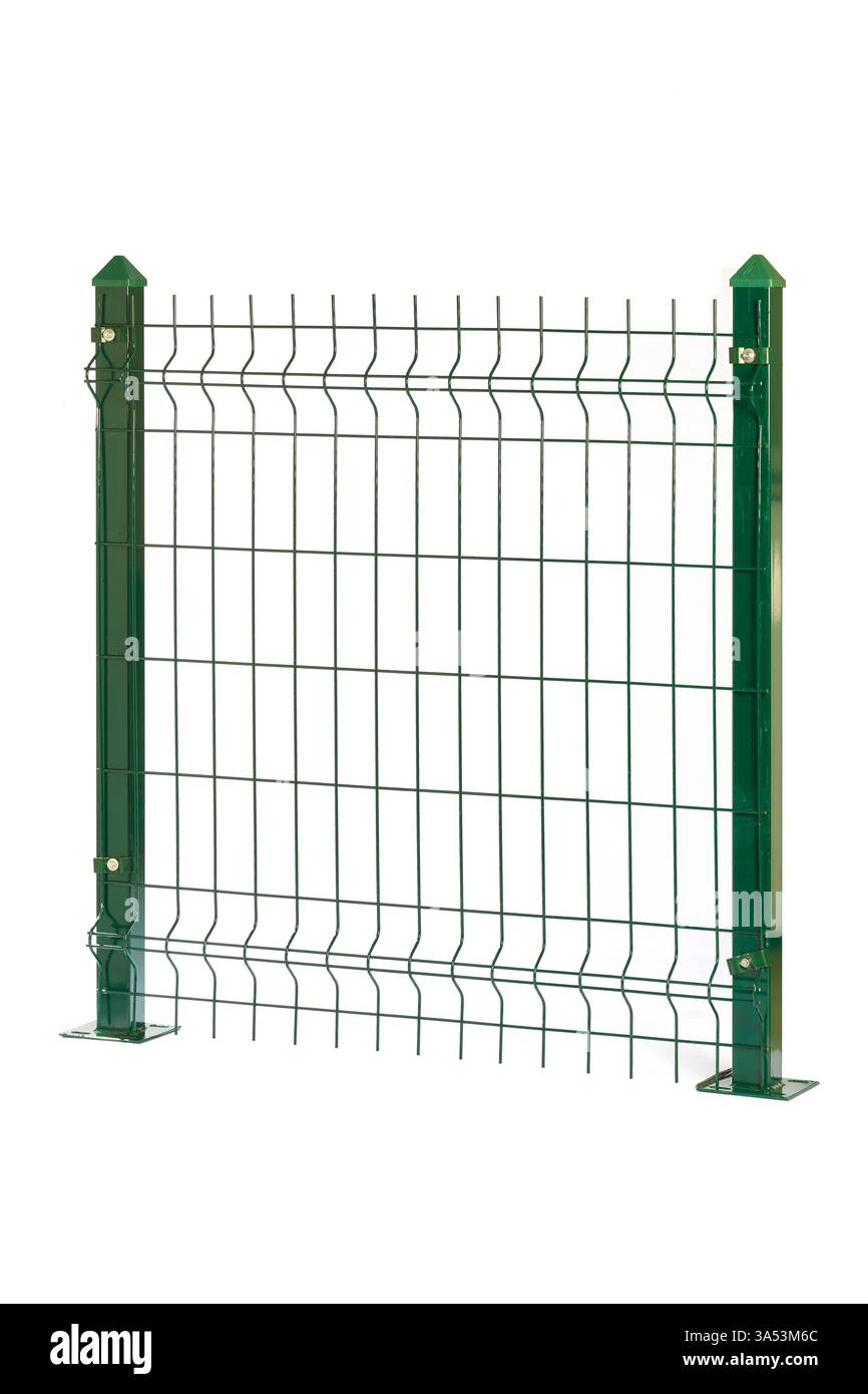 Elegante pannello di recinzione in filo verde, ideale per giardini, parchi o aree all'aperto, che offre sicurezza e fascino estetico tenendo animali e persone Foto Stock
