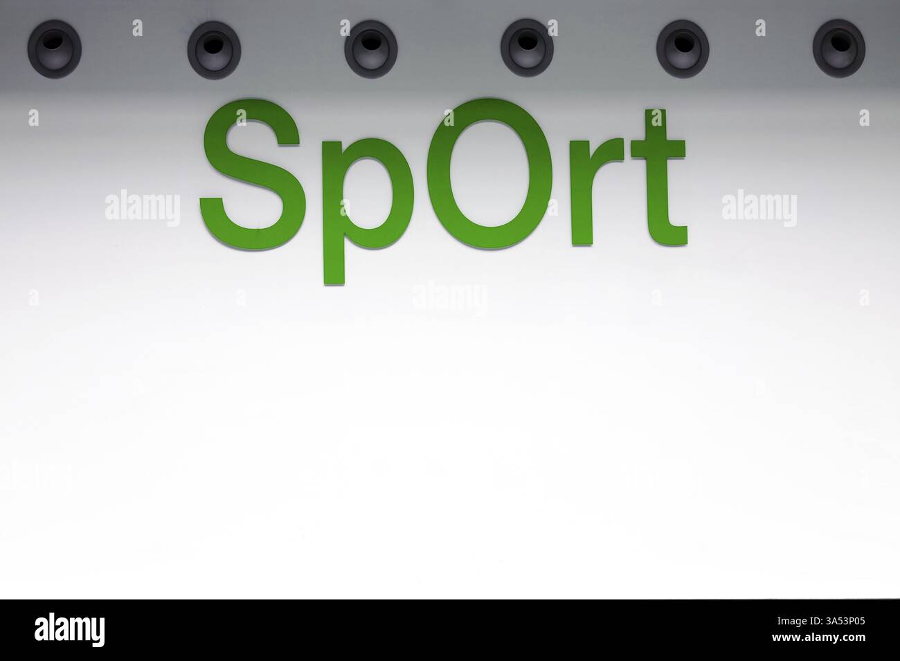 Parete interna di colore chiaro di una moderna sala sportiva con condotti di ventilazione Foto Stock