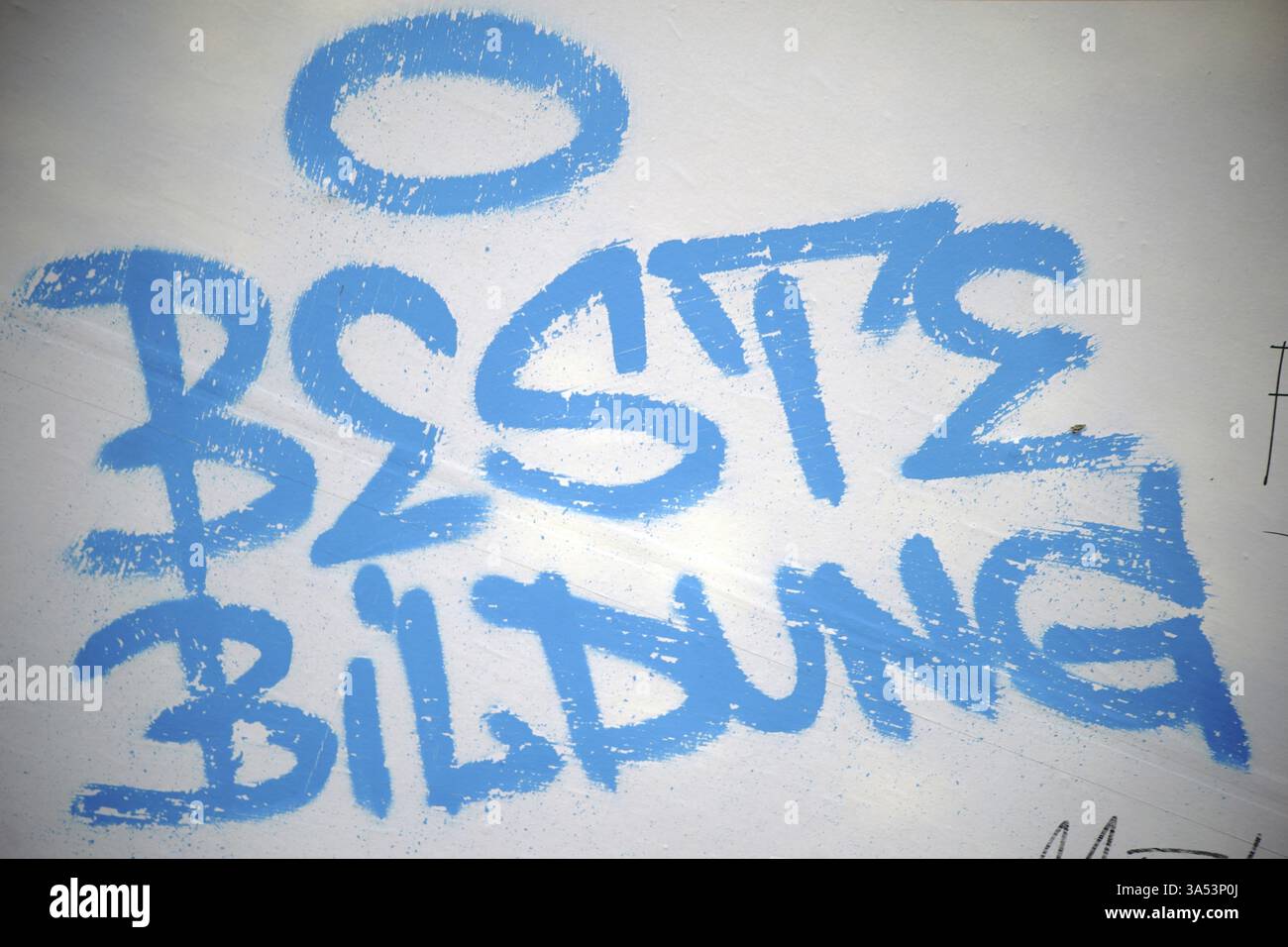 L'iniziativa educativa sotto forma di slogan politico migliore istruzione su un muro Foto Stock