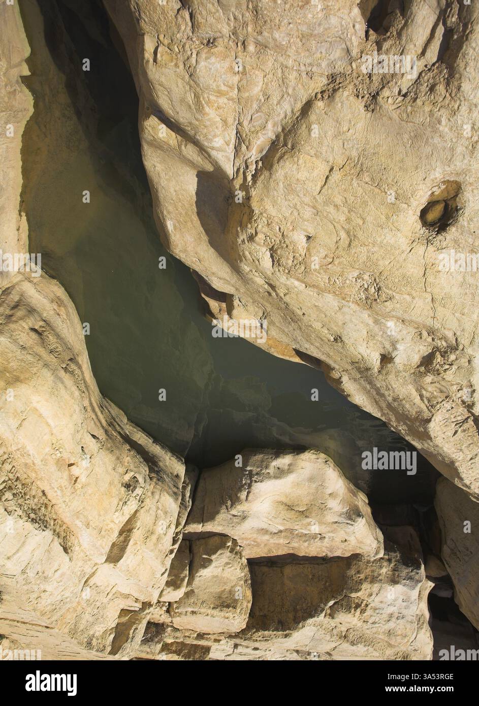 Un ruscello di montagna poco profondo in un canale di marmo bianco nelle montagne meridionali Foto Stock