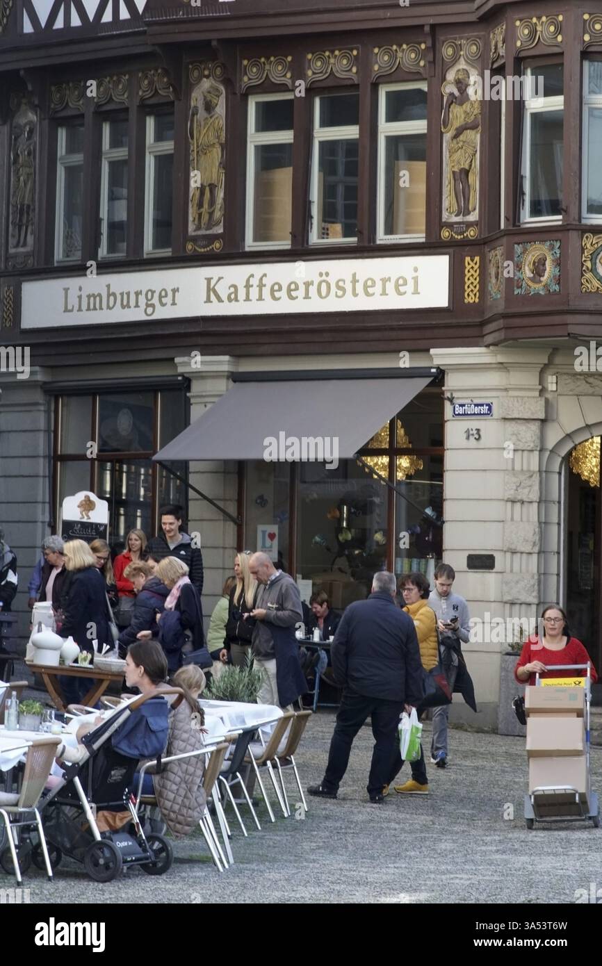 Limburg, Germania - 12 ottobre 2019: La facciata in legno del caffè Limburg Coffee Roastery protetta dal patrimonio culturale, decorata con oro e motivi Foto Stock