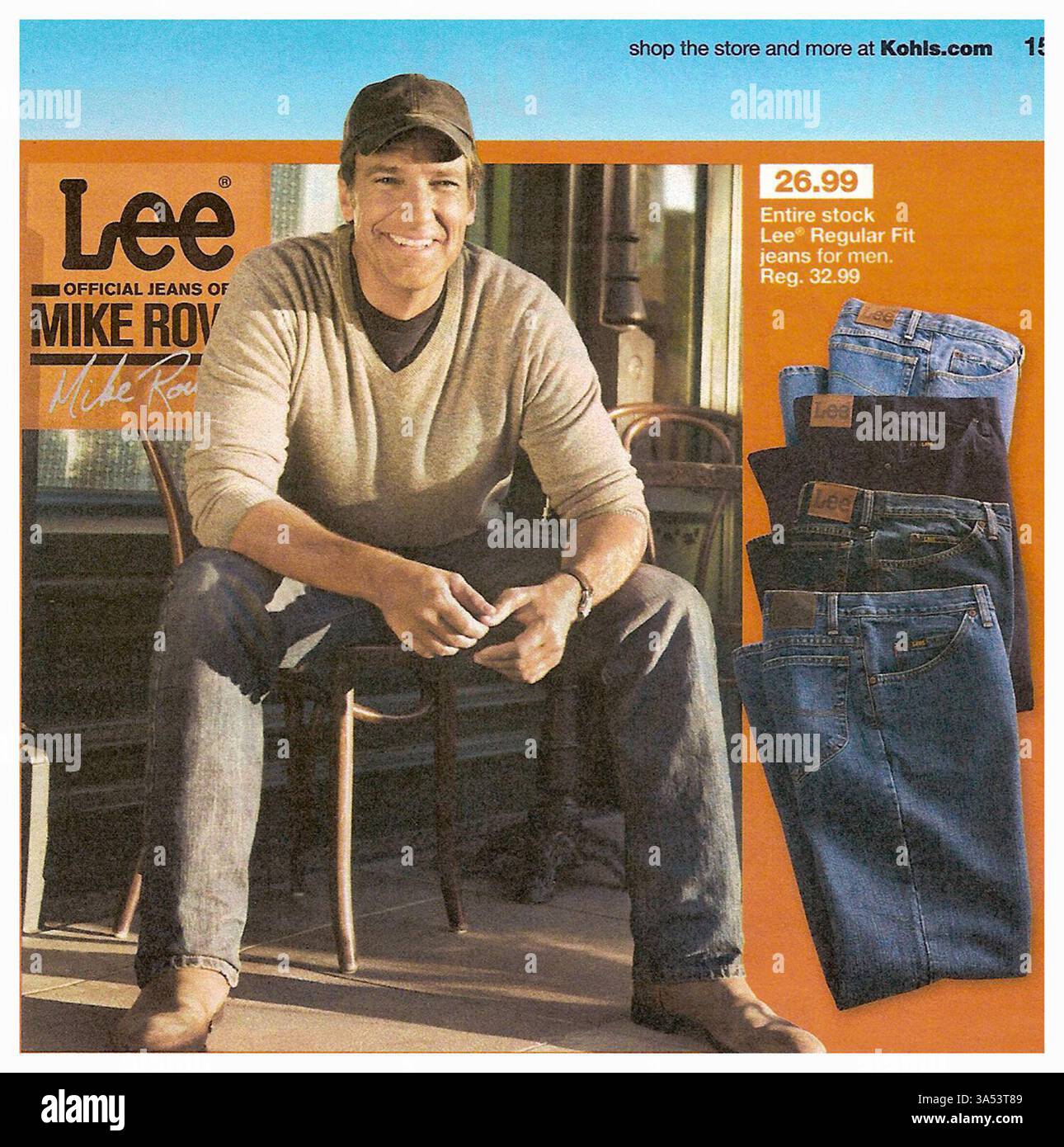 2010 pubblicità stampata per Lee Jeans con Mike Rowe. L'annuncio mostra Rowe che indossa jeans Lee, con una pila di jeans Lee piegati Foto Stock