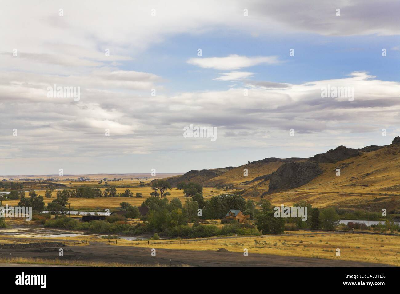 Un paesaggio pastorale in una valle del fiume Missouri negli Stati Uniti Foto Stock