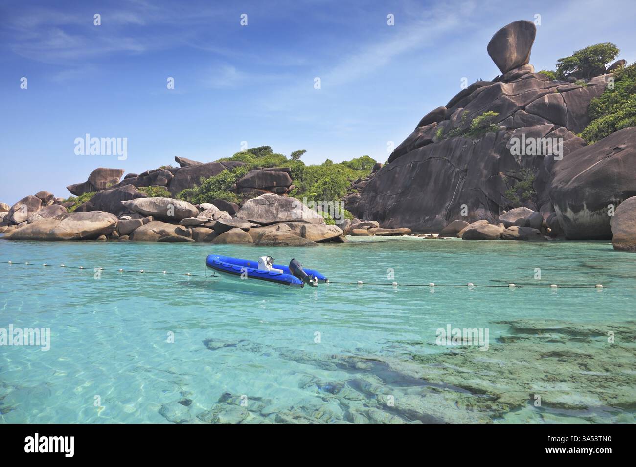 Esotiche isole tropicali Similan. Acque cristalline dell'oceano. Ormeggiato nella barca gonfiabile della baia Foto Stock