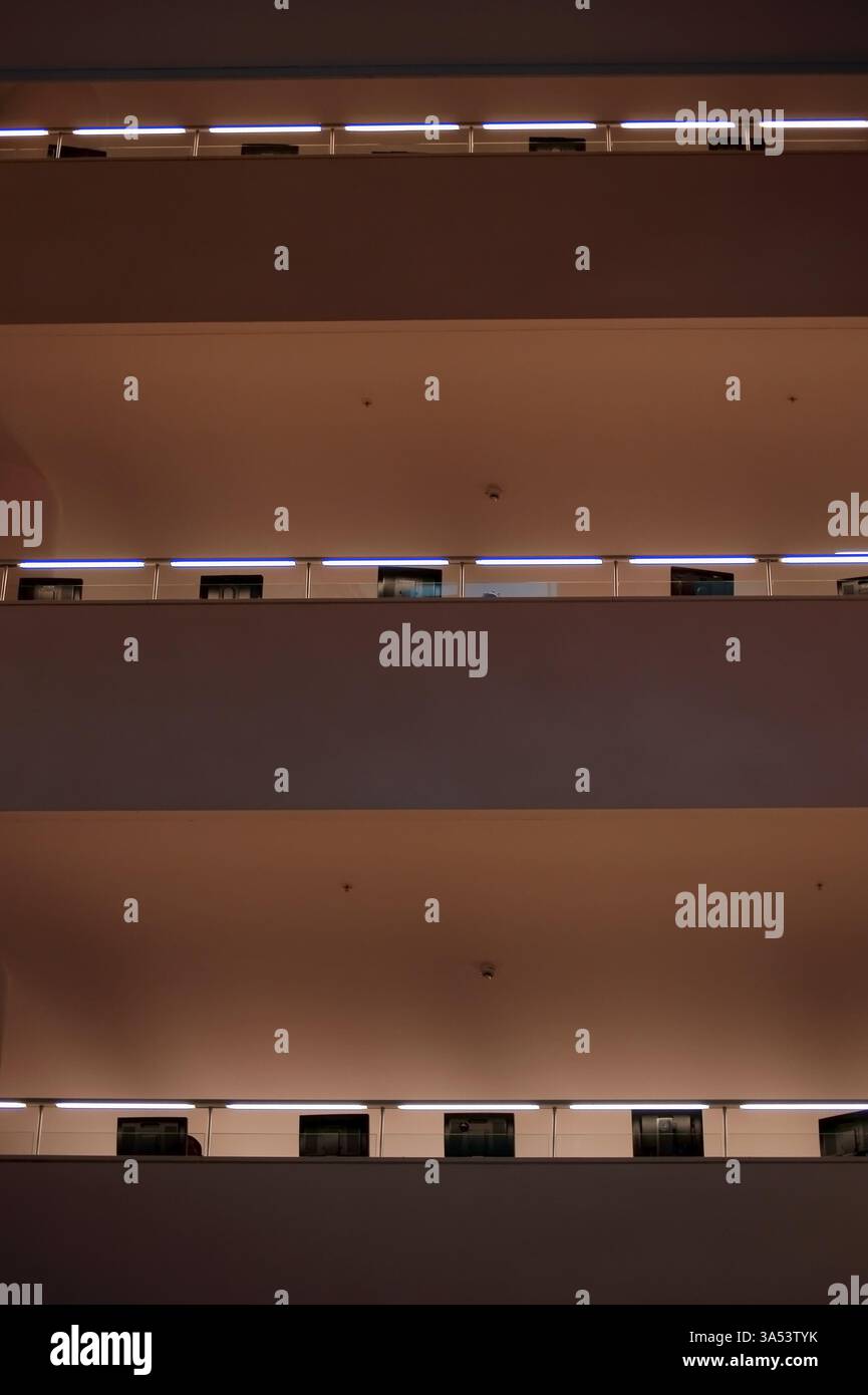 Postazioni di lavoro su più piani, uno sopra l'altro, in una biblioteca pubblica Foto Stock