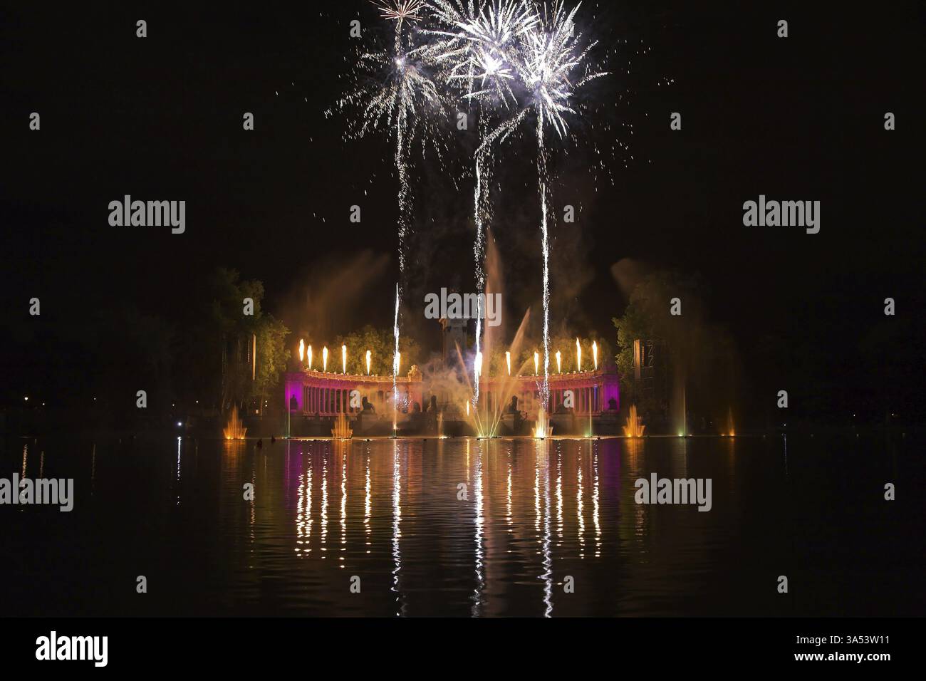 Grandiosi fuochi d'artificio per festeggiare nel giorno del Sacro patrono di Madrid Foto Stock