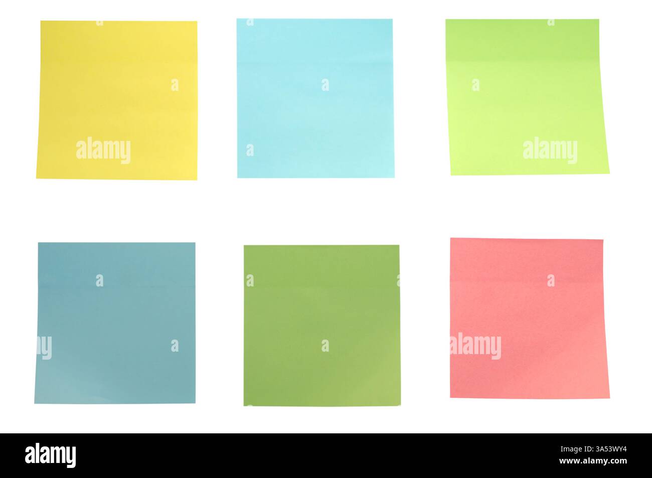 Le note adesive colorate disposte su uno sfondo bianco offrono spazio per scrivere promemoria, messaggi o idee di brainstorming. Isolato Foto Stock