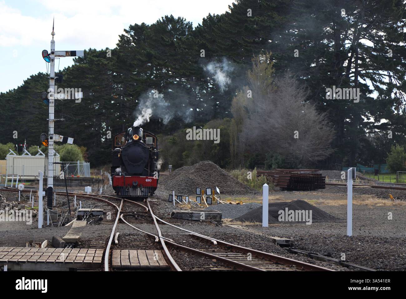 Un treno a vapore d'epoca che si sta preparando per andare a vapore Foto Stock