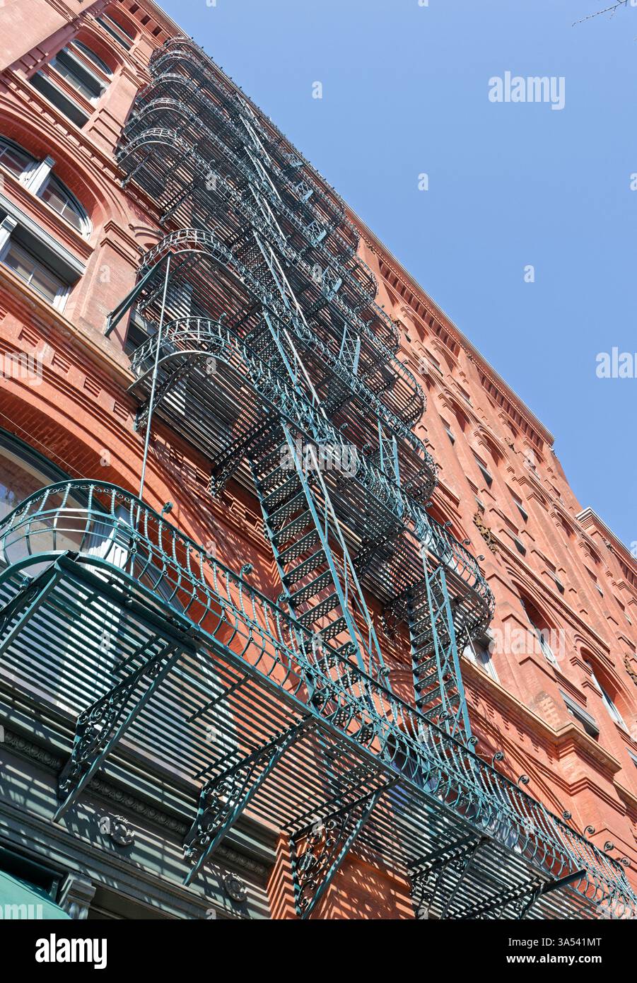 Guardando verso l'alto il fuoco verde sfugge sulla facciata di Mulberry Street del Puck Building. Foto Stock
