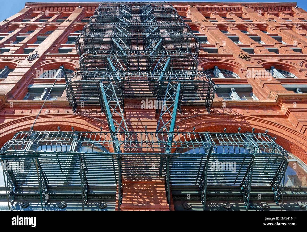 Guardando verso l'alto il fuoco verde sfugge sulla facciata di Mulberry Street del Puck Building. Foto Stock