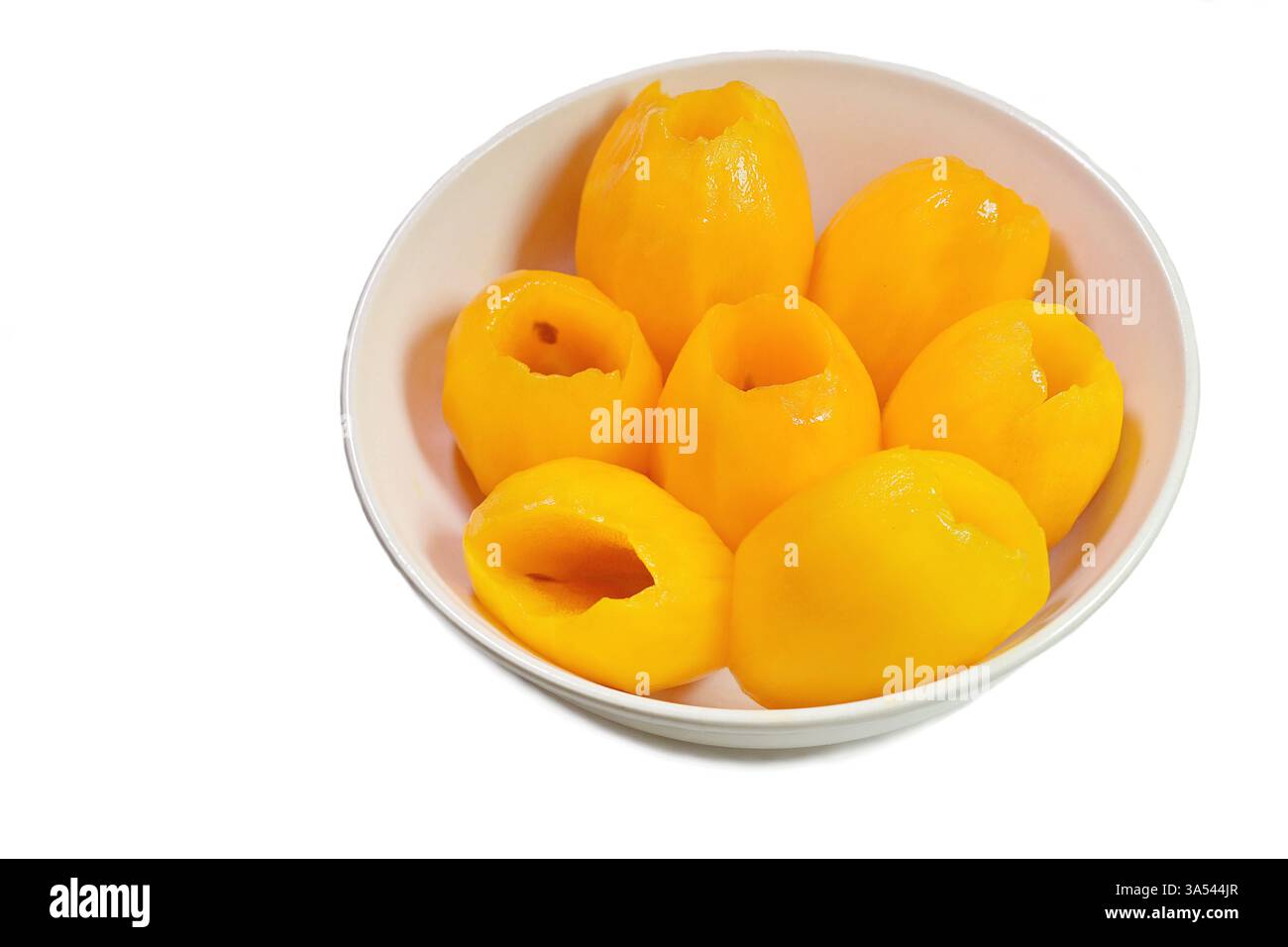 Ciotola di prugne mariane gialle mature o di frutta maionese preparata per mangiare, su sfondo bianco, sentiero di ritaglio Foto Stock