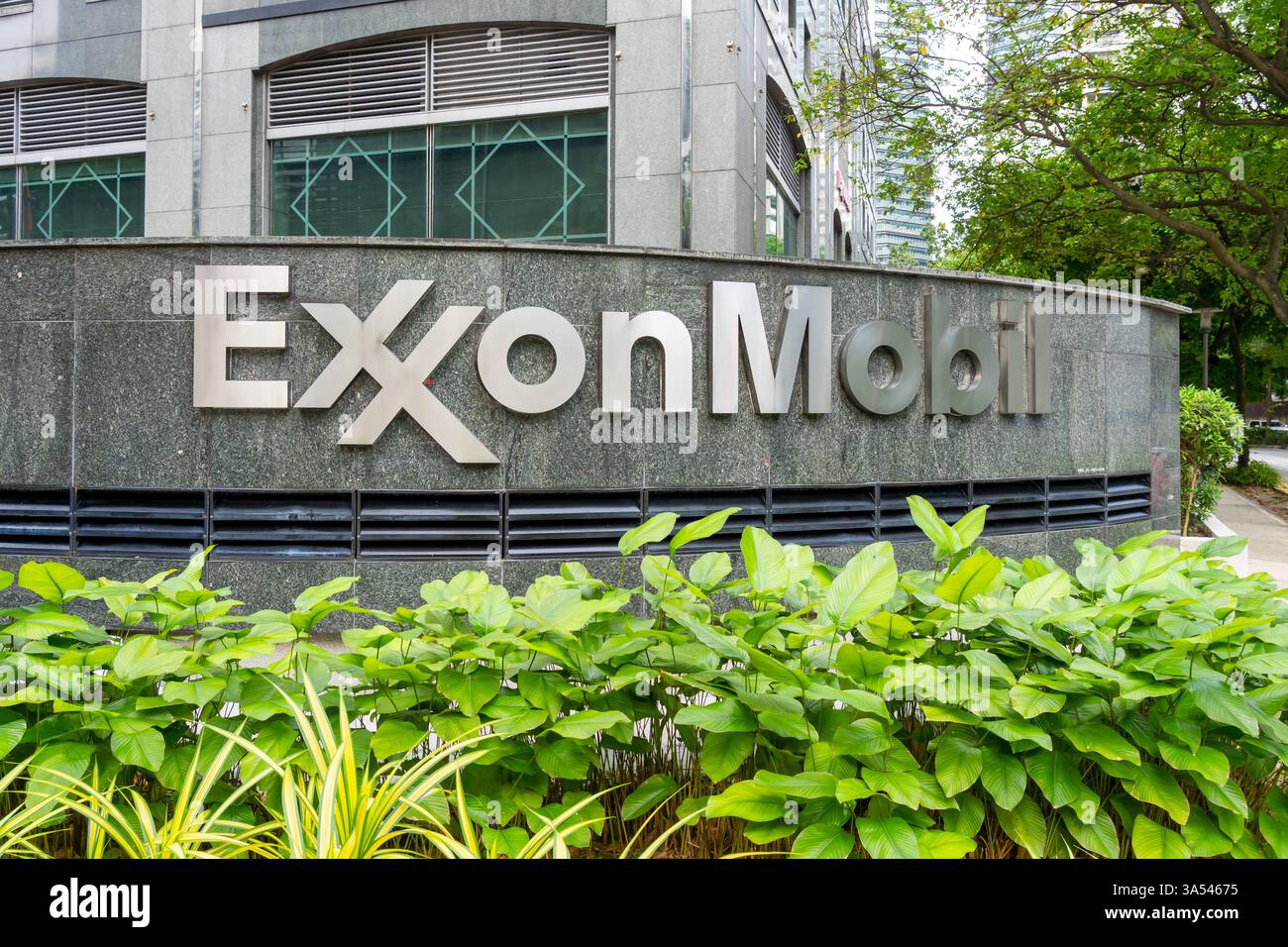 Il logo ExxonMobil è un simbolo nell'edificio degli uffici della ExxonMobil Exploration and Production Malaysia Inc a Kuala Lumpur, Malesia. Foto Stock