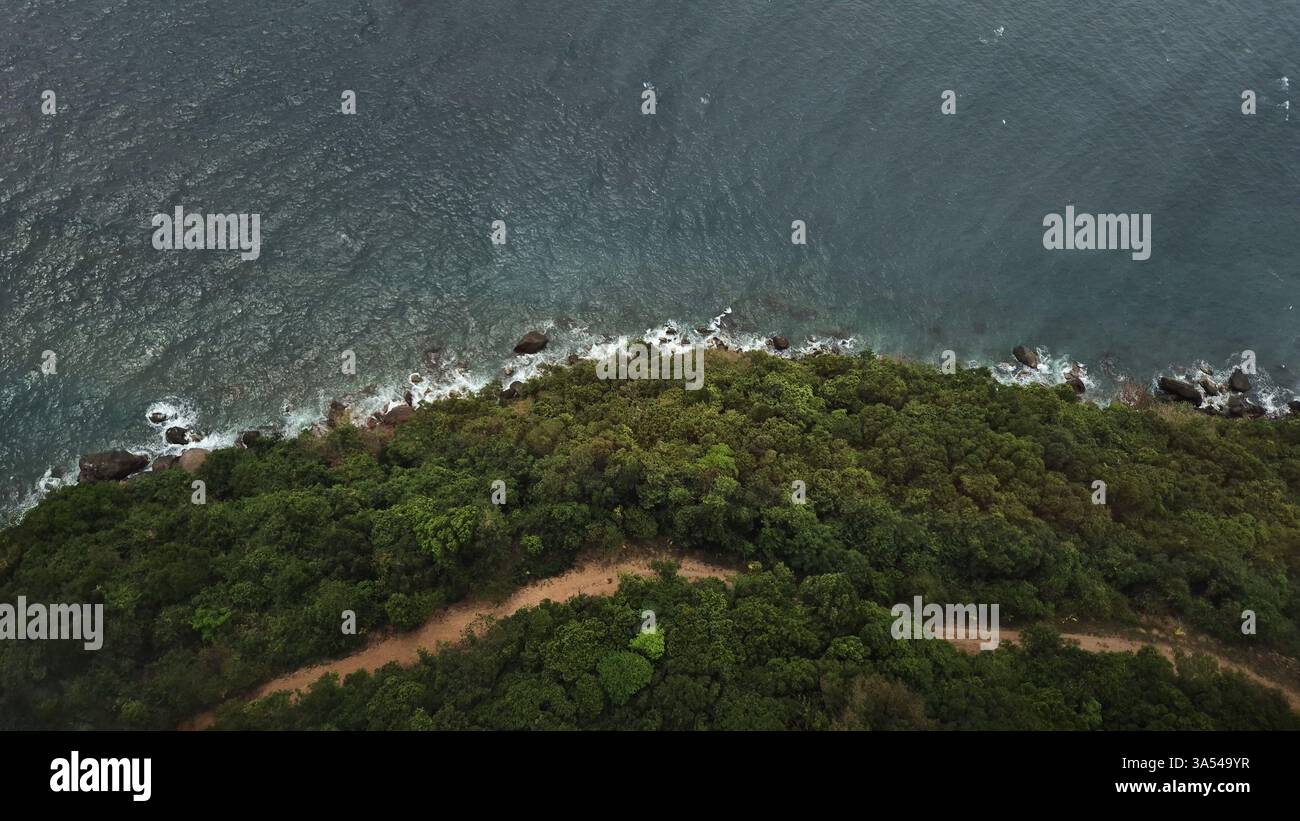 Lontano dalla civiltà | Una vista a volo d'uccello sulla costa tropicale di un'isola - Immagine stock catturata con smartphone