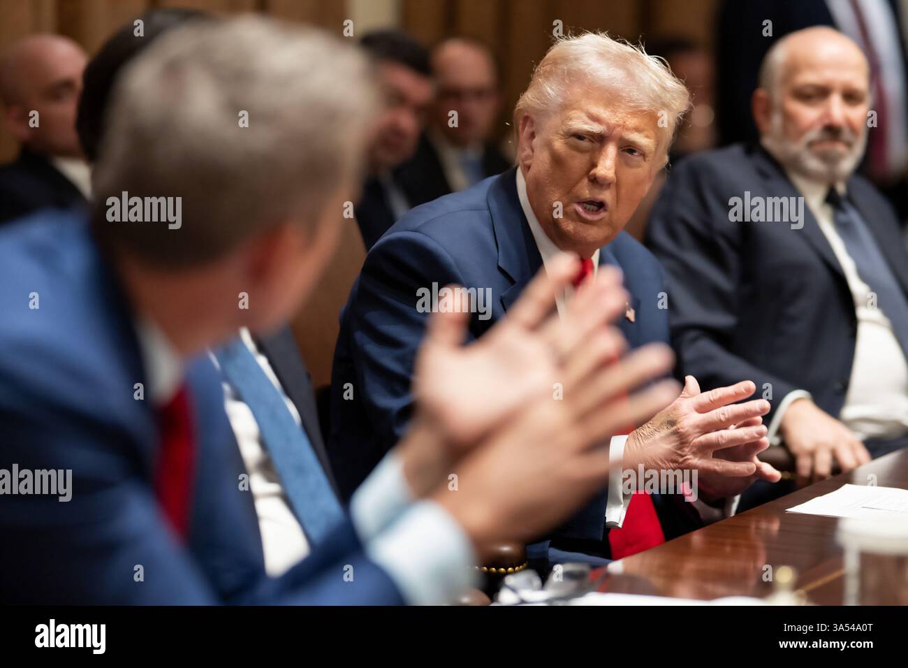 Il presidente Donald Trump si è incontrato con il suo gabinetto nella sala del Gabinetto della Casa Bianca il 6 marzo 2025. (USA) Foto Stock