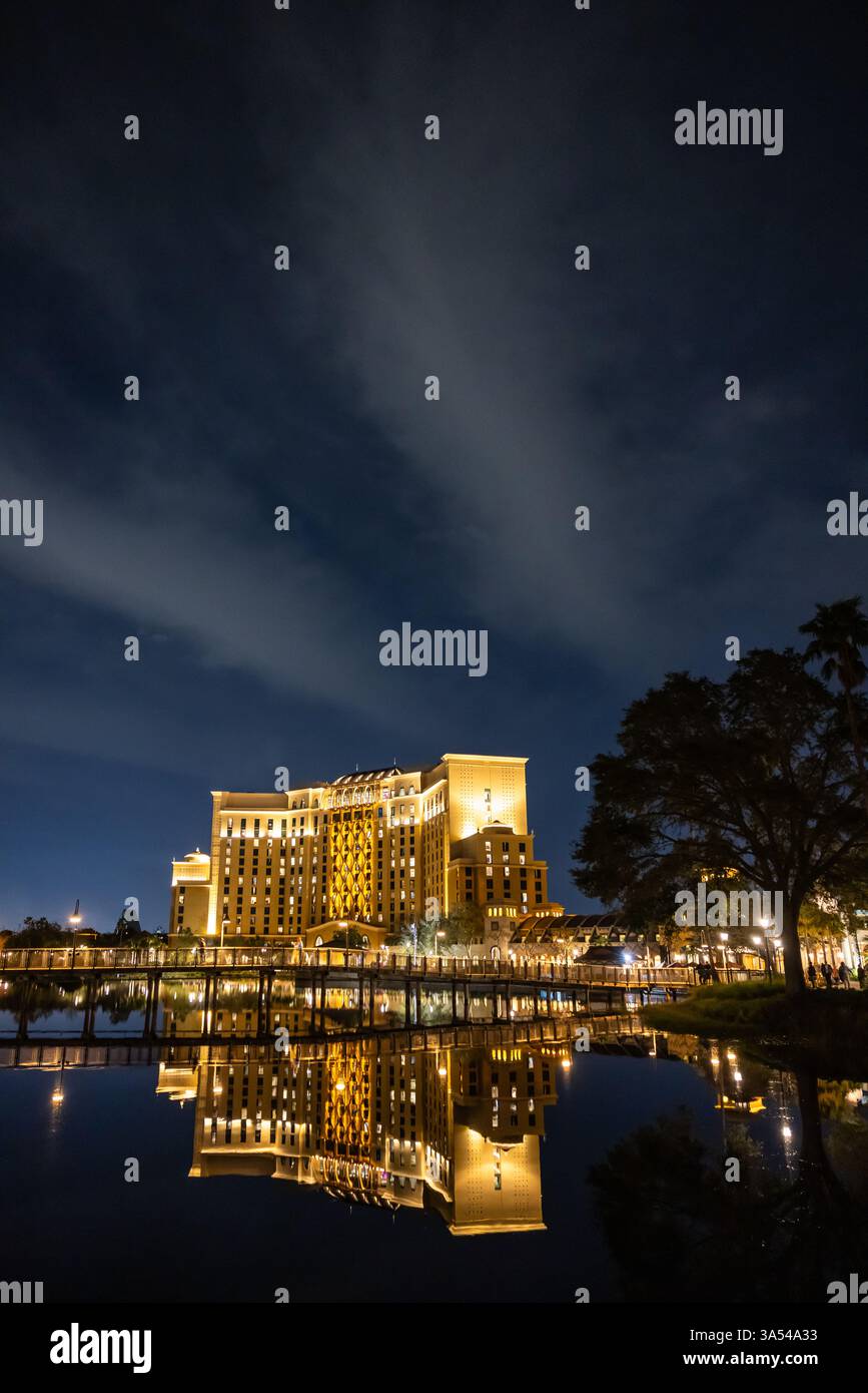 Gran destino Tower illuminata di notte con riflessi sul Lago Dorado al Disney's Coronado Springs Resort, Lake Buena Vista, Florida. Foto Stock