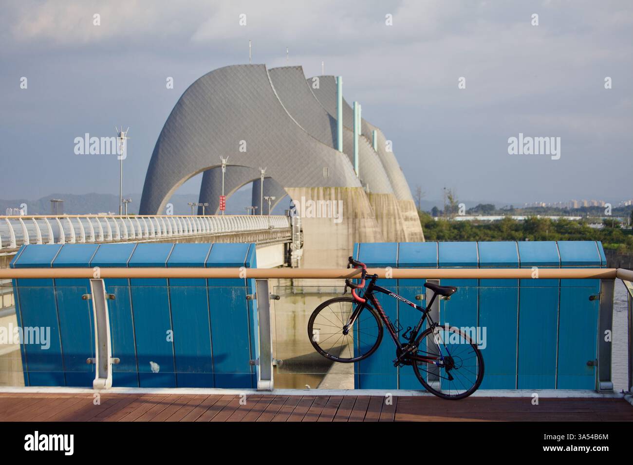 Gwangju, Corea del Sud - 24 settembre 2020: Una bicicletta da strada si appoggia contro la ringhiera di Seungchon Weir, affacciata sul moderno design architettonico di Foto Stock